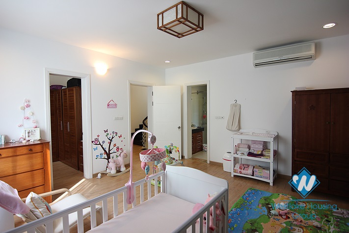 Splendid villa for rent on the lake in Tay Ho, Hanoi 